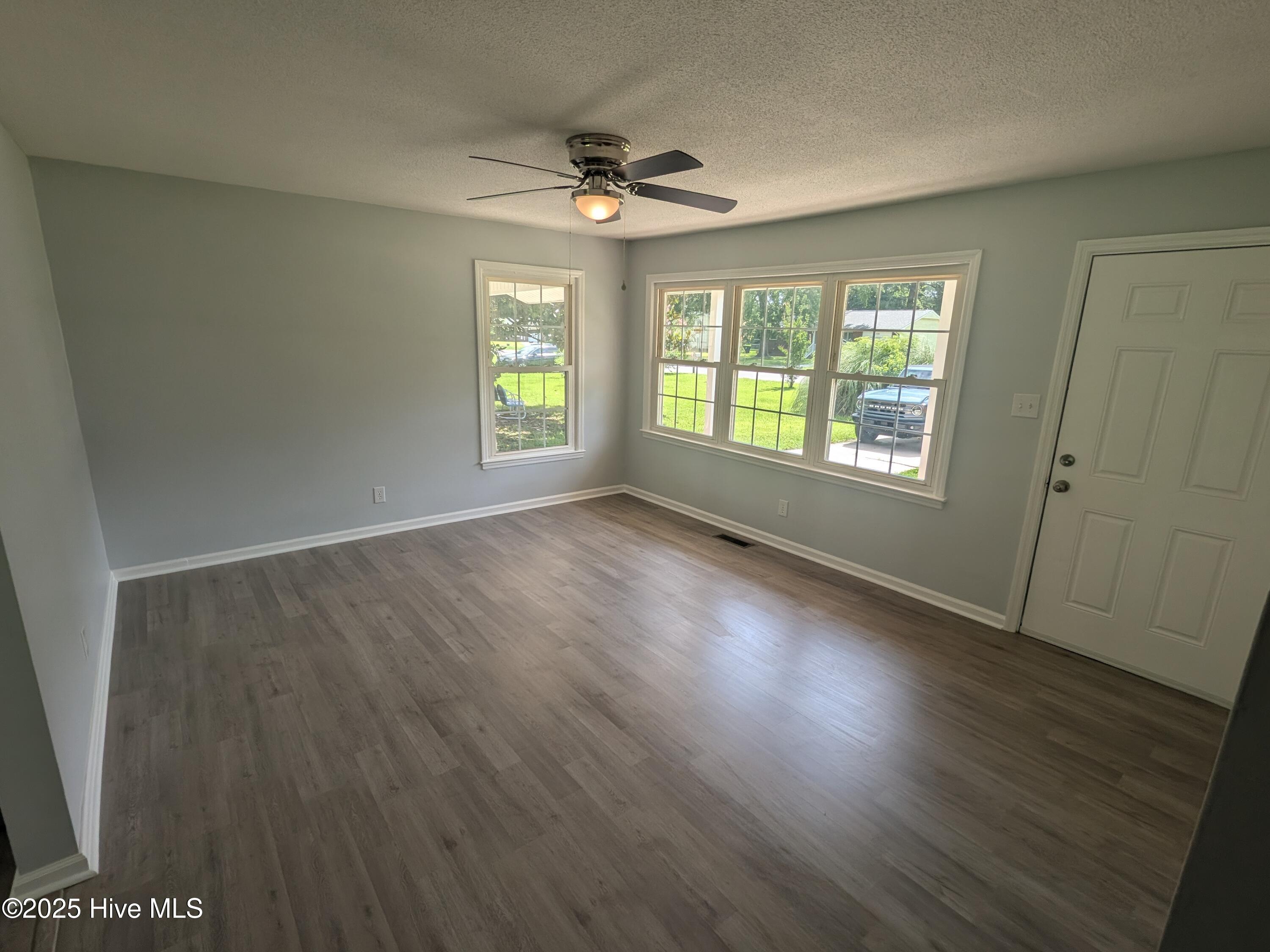 2527 Country Club Road Jacksonville, NC 28546 - Photo 9 of 13 Living Room