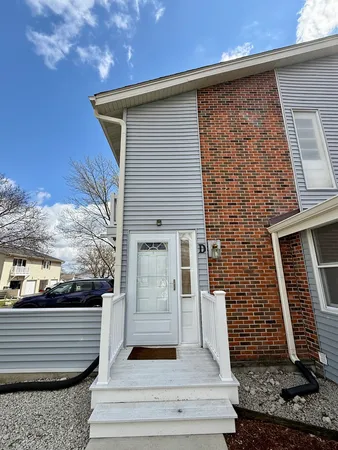 $2,100 | 330 Hampton Court, Unit D, Bloomingdale, IL 60108