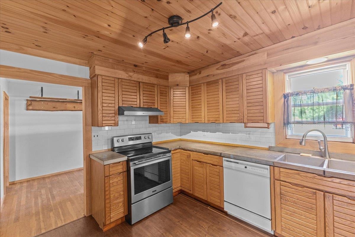 239 Everest Road Milton, VT 05468 - Photo 10 of 24