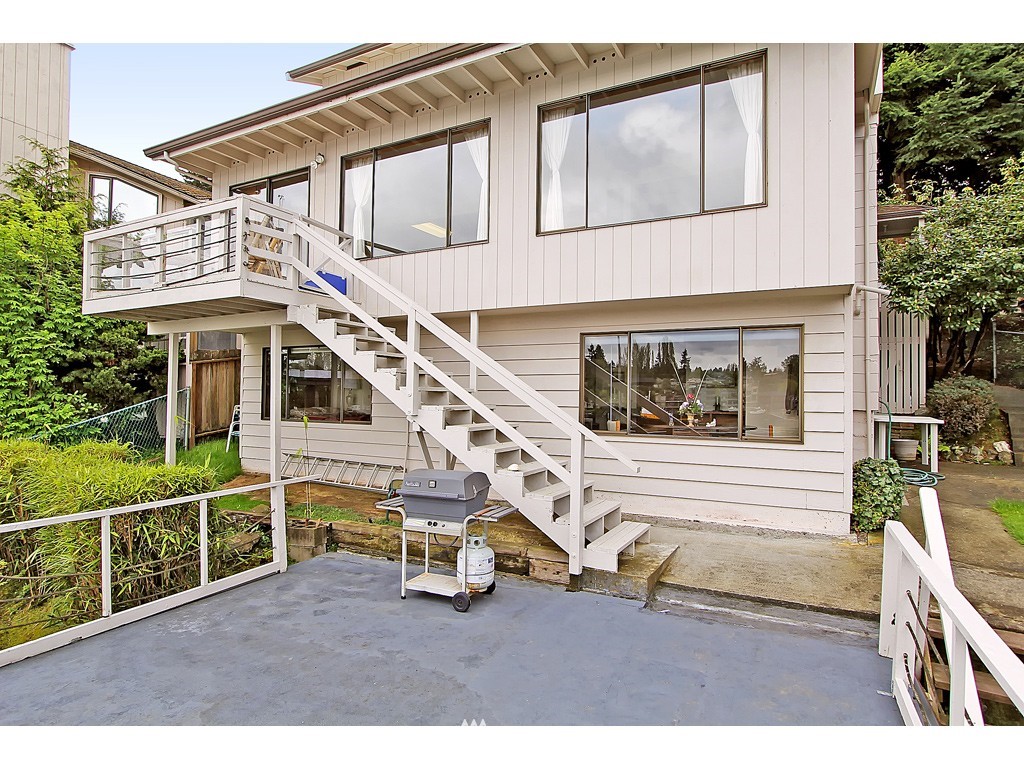 3632 West Commodore Way Seattle, WA 98199 - Photo 4 of 15 Gallery Image 4
