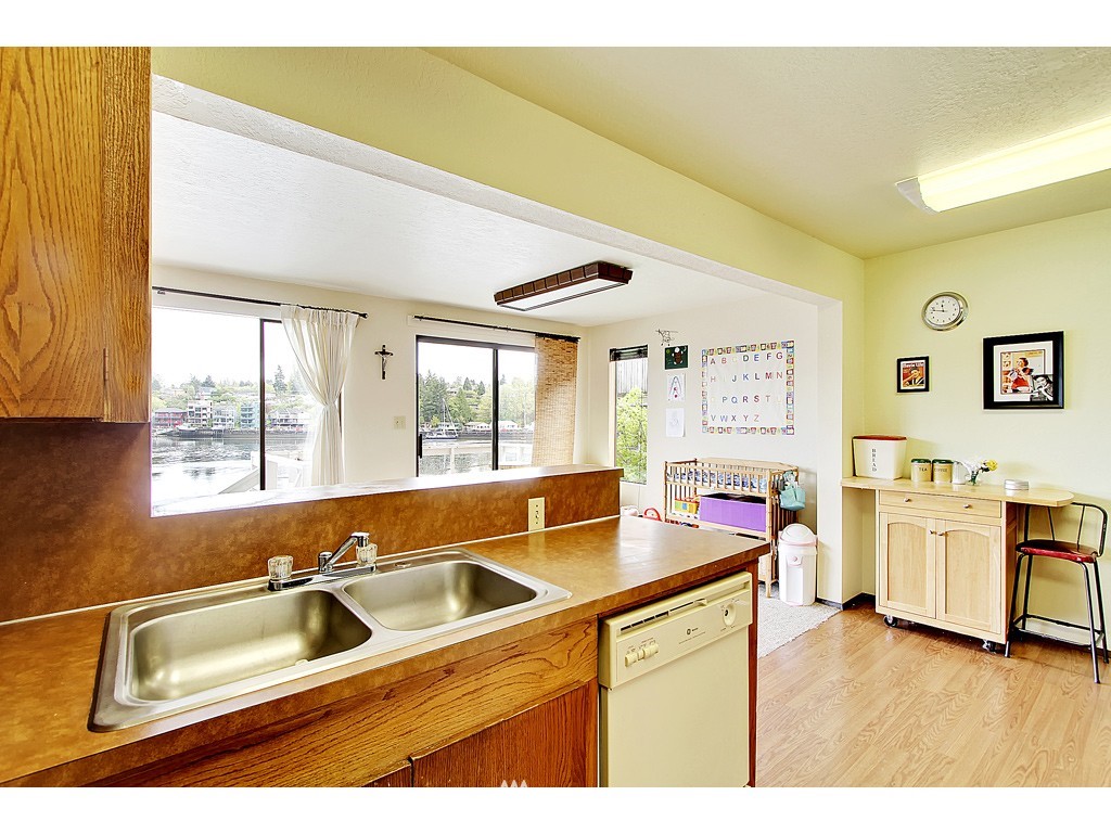 3632 West Commodore Way Seattle, WA 98199 - Photo 5 of 15 Gallery Image 5