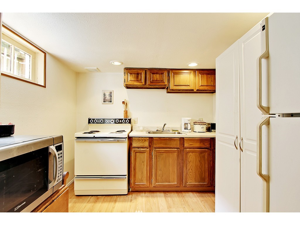 3632 West Commodore Way Seattle, WA 98199 - Photo 10 of 15 Gallery Image 10