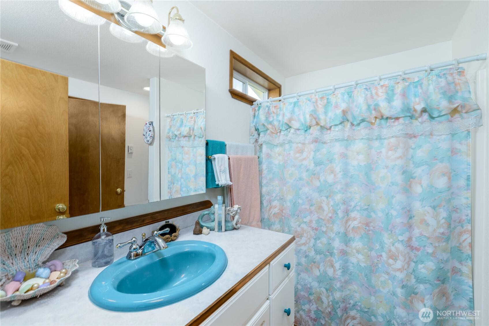 343 West Hemlock Street Sequim, WA 98382 - Photo 13 of 16 a bathroom with a sink and a mirror