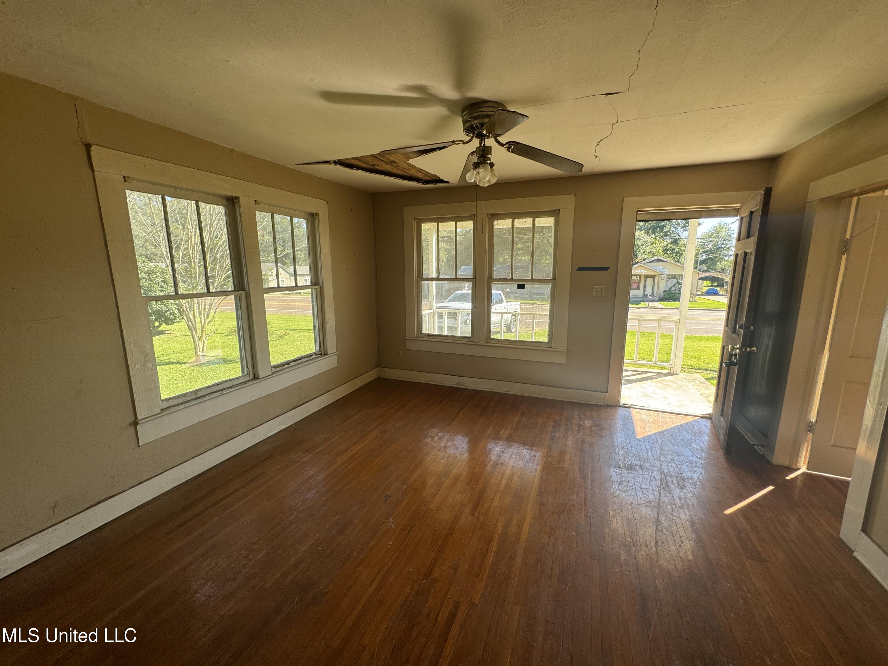 1019 Pearl River Avenue McComb, MS 39648 - Photo 13 of 13 IMG_1953