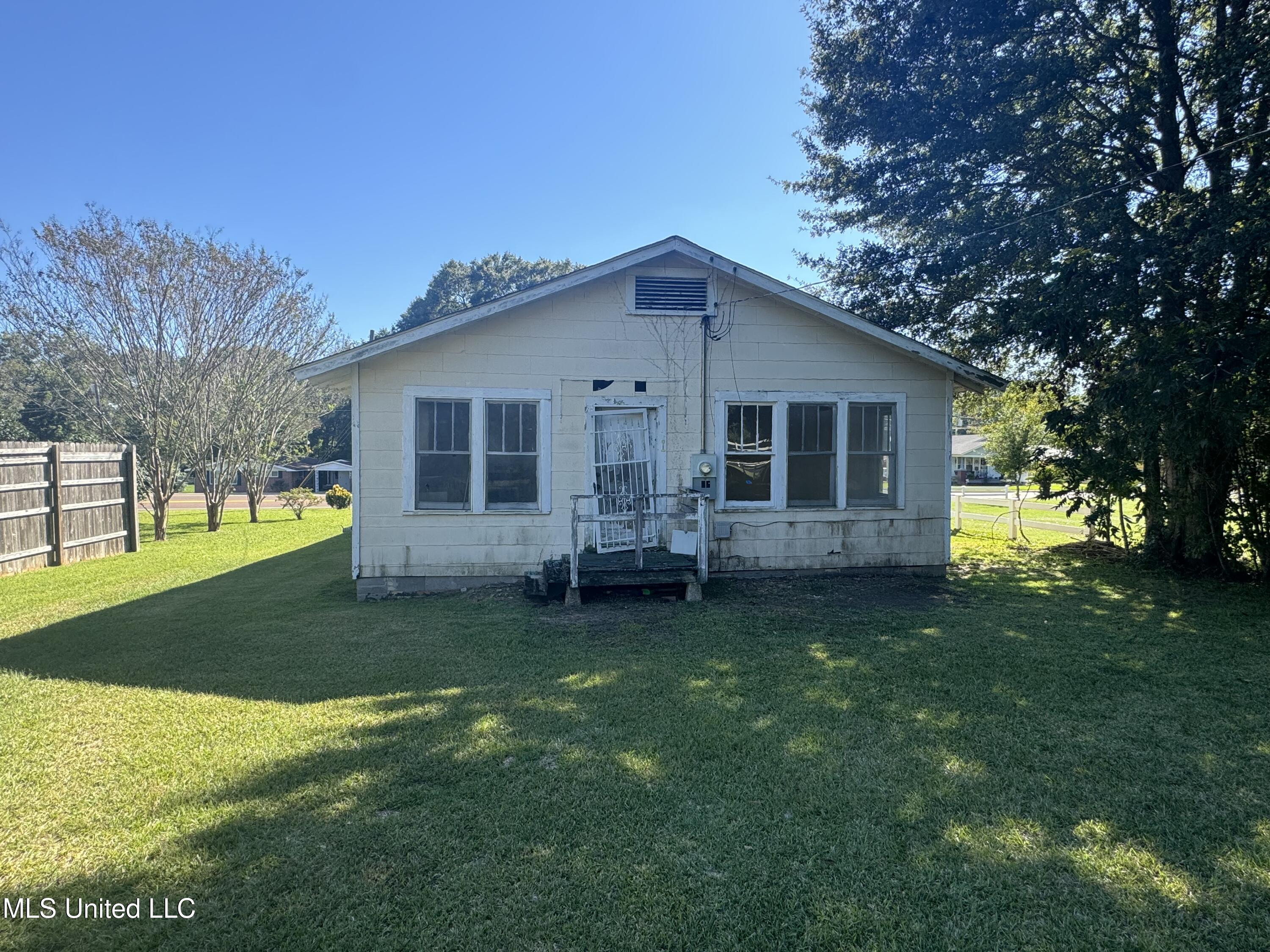1019 Pearl River Avenue McComb, MS 39648 - Photo 3 of 13 IMG_1943