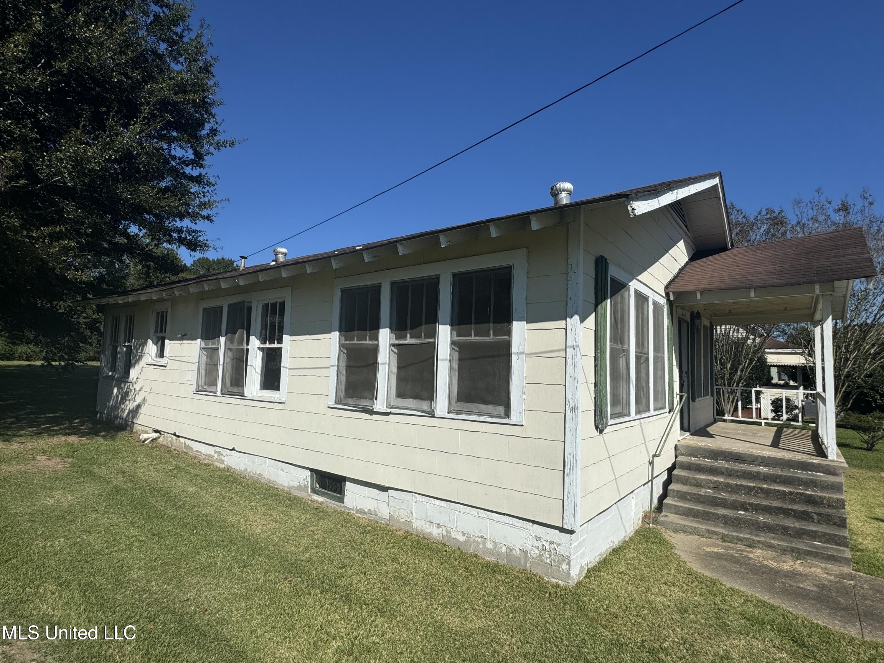 1019 Pearl River Avenue McComb, MS 39648 - Photo 4 of 13 IMG_1944