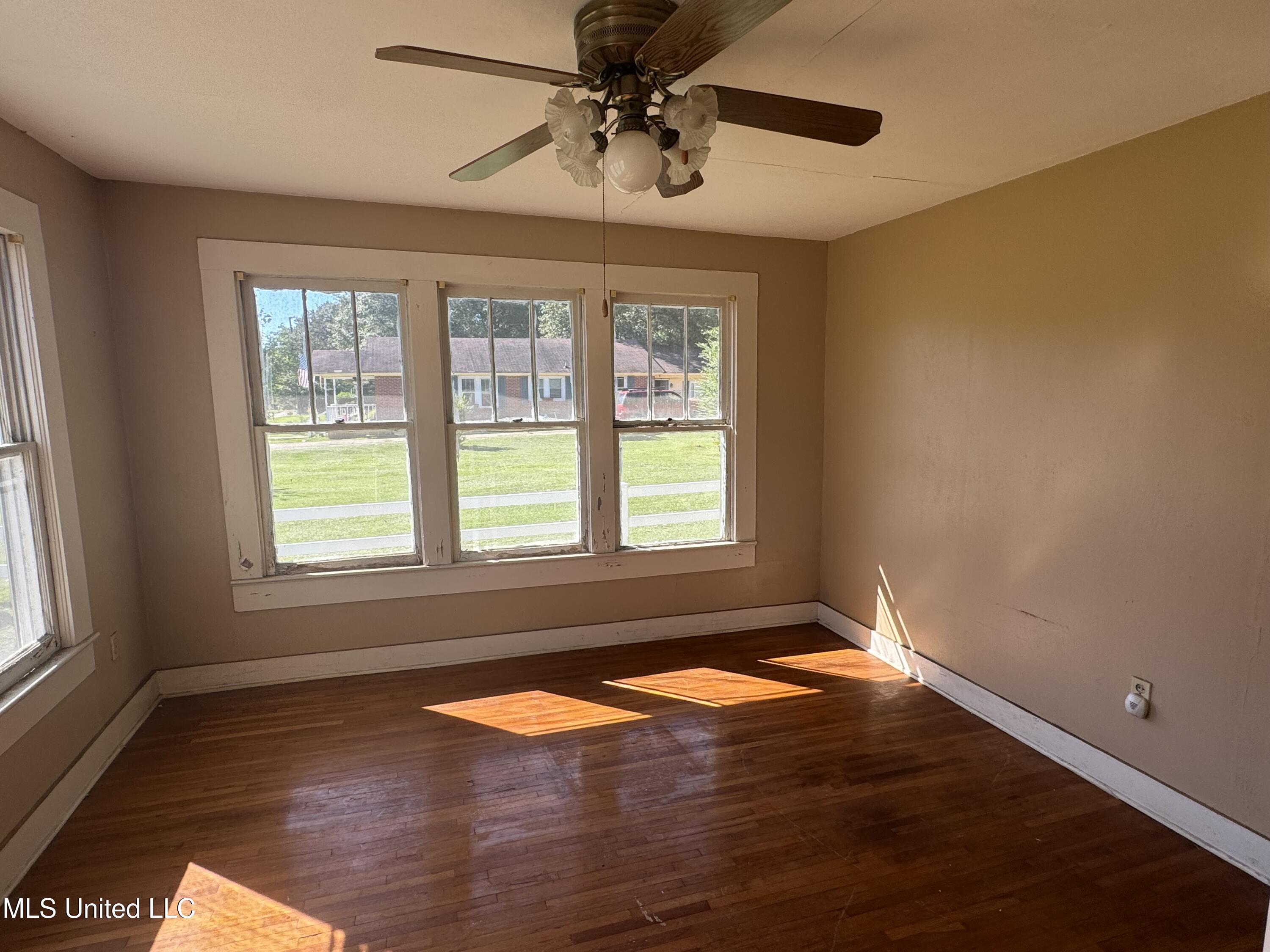 1019 Pearl River Avenue McComb, MS 39648 - Photo 5 of 13 IMG_1945