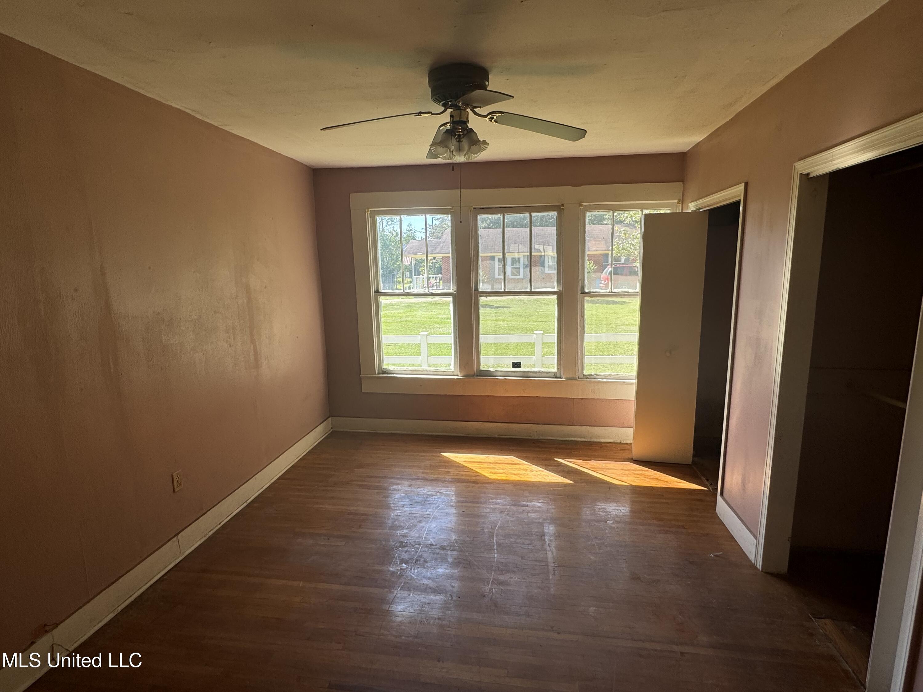 1019 Pearl River Avenue McComb, MS 39648 - Photo 8 of 13 IMG_1948