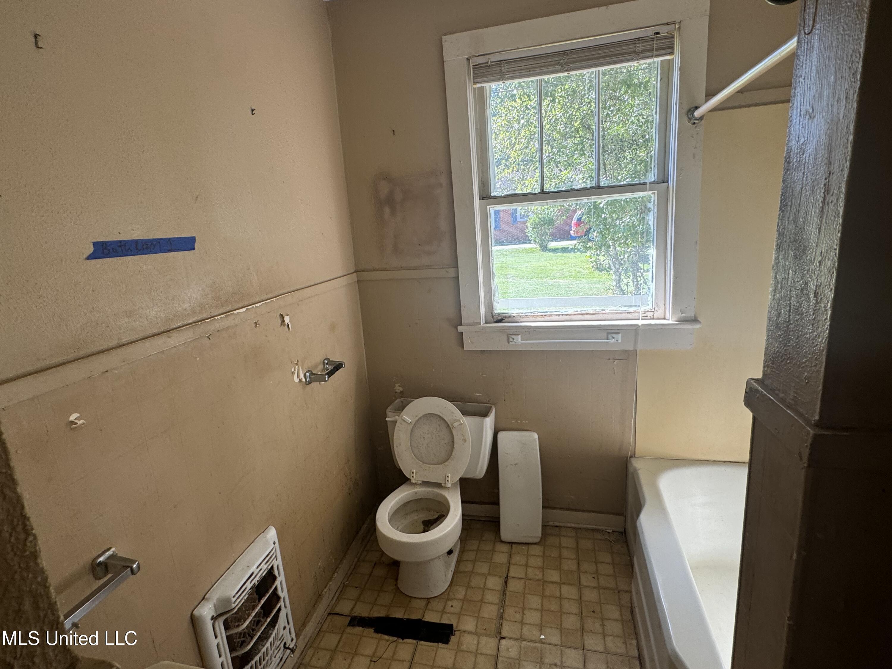 1019 Pearl River Avenue McComb, MS 39648 - Photo 9 of 13 IMG_1949