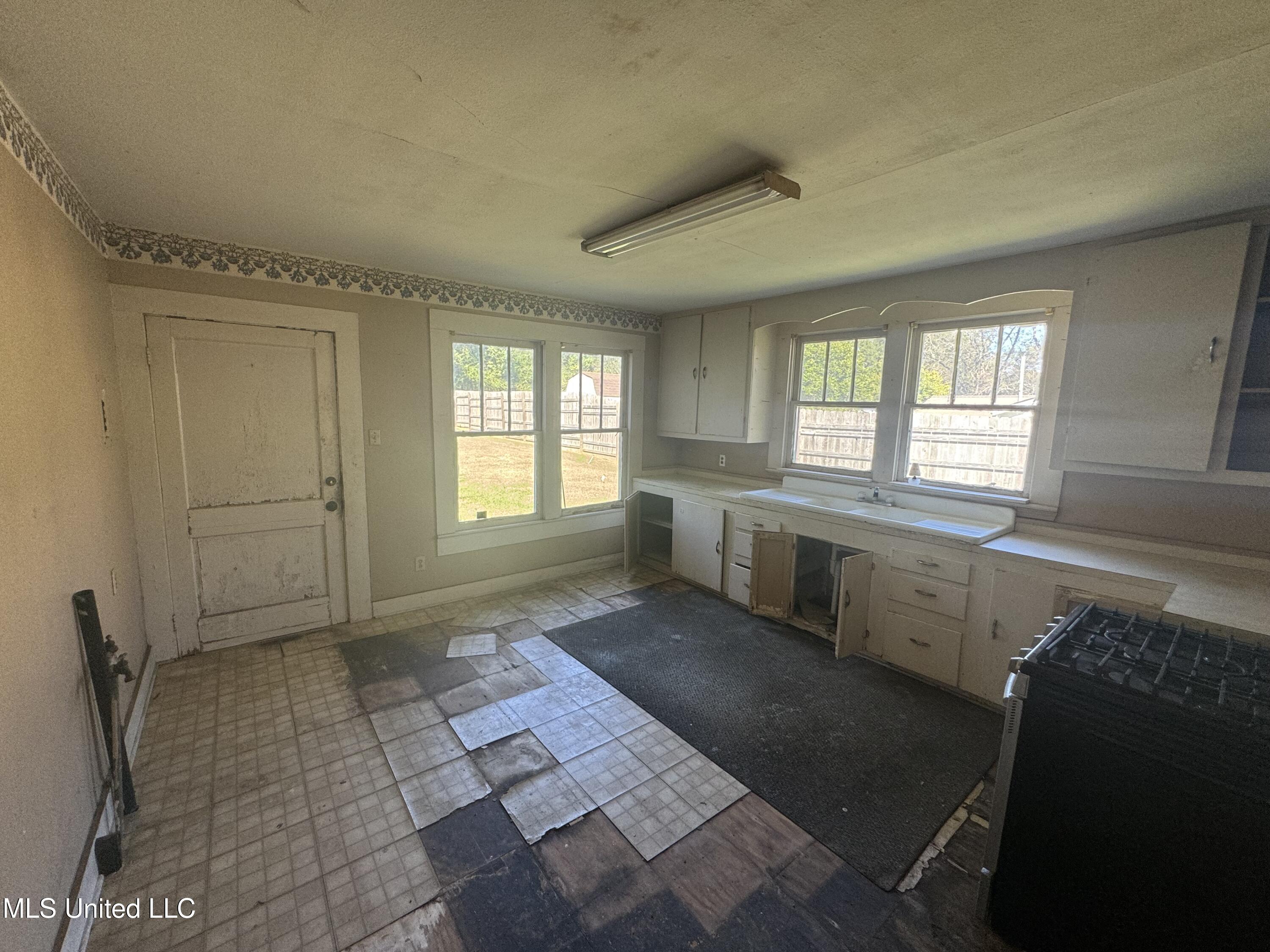 1019 Pearl River Avenue McComb, MS 39648 - Photo 10 of 13 IMG_1950