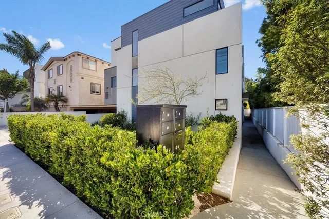 $1,699,000 | 615 Aviation Way, Manhattan Beach, CA 90266