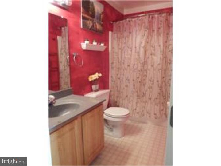211 Springvalley Way Aston, PA 19014 - Photo 15 of 18 Bathroom