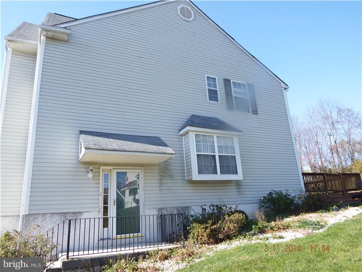 211 Springvalley Way Aston, PA 19014 - Photo 4 of 18 Exterior Side