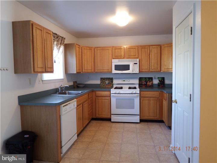 211 Springvalley Way Aston, PA 19014 - Photo 6 of 18 Kitchen