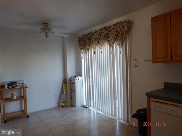 211 Springvalley Way Aston, PA 19014 - Photo 7 of 18 Kitchen