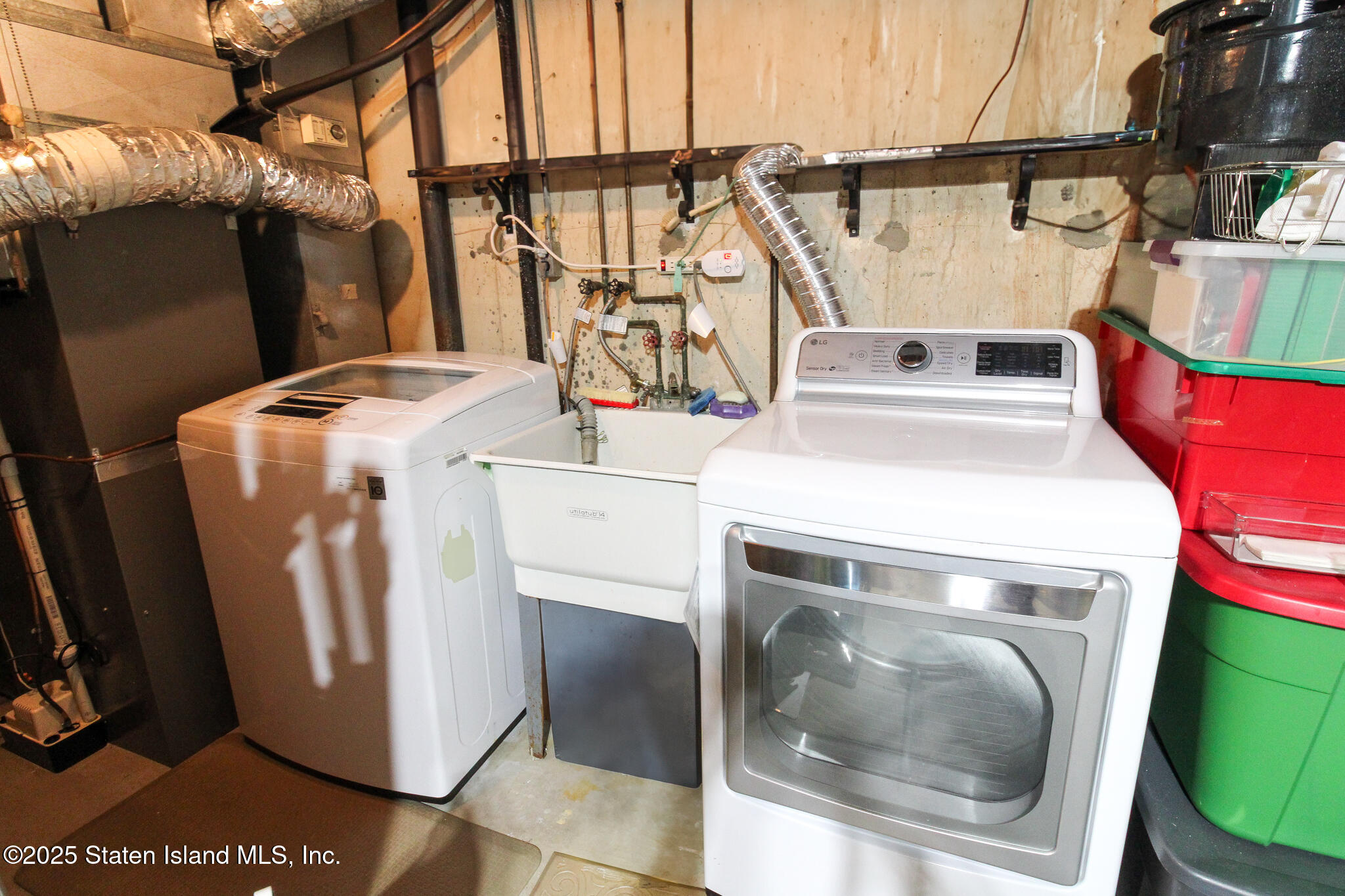 135 Freedom Avenue Staten Island, NY 10314 - Photo 23 of 29 a utility room with dryer and washer