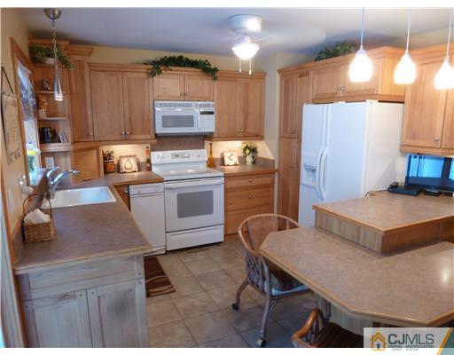 202 Georges Road Dayton, NJ 08810 - Photo 9 of 25 Gallery Image 9