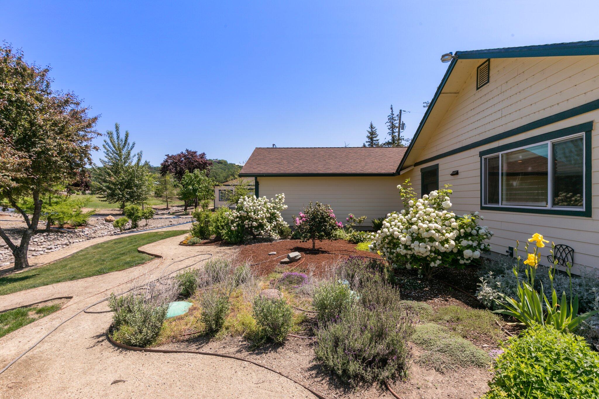 5299 Pioneer Road Medford, OR 97501 - Photo 6 of 40 16