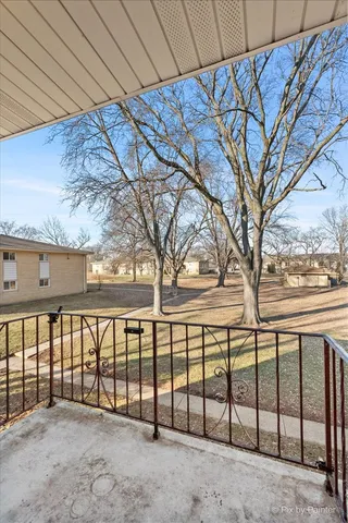 $185,000 | 500 Chase Drive, Unit 12, Clarendon Hills, IL 60514