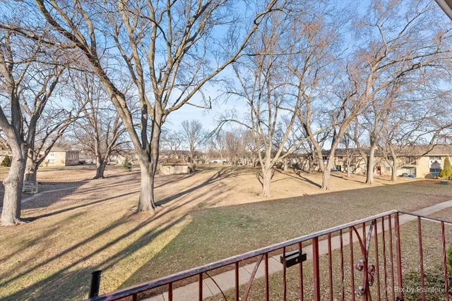 $185,000 | 500 Chase Drive, Unit 12, Clarendon Hills, IL 60514