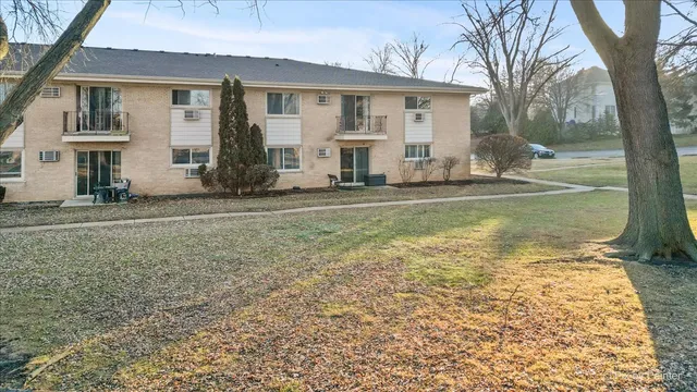 $185,000 | 500 Chase Drive, Unit 12, Clarendon Hills, IL 60514
