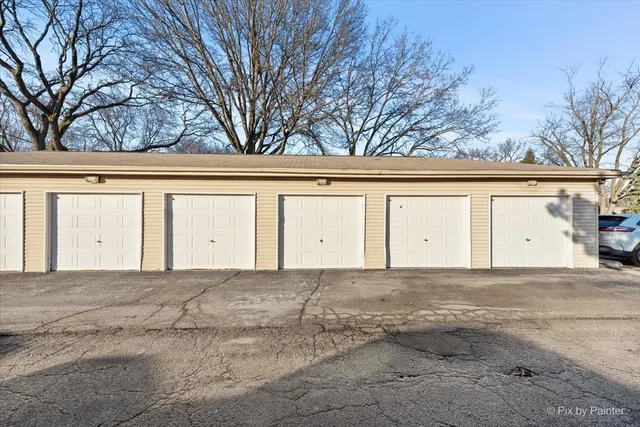 $185,000 | 500 Chase Drive, Unit 12, Clarendon Hills, IL 60514