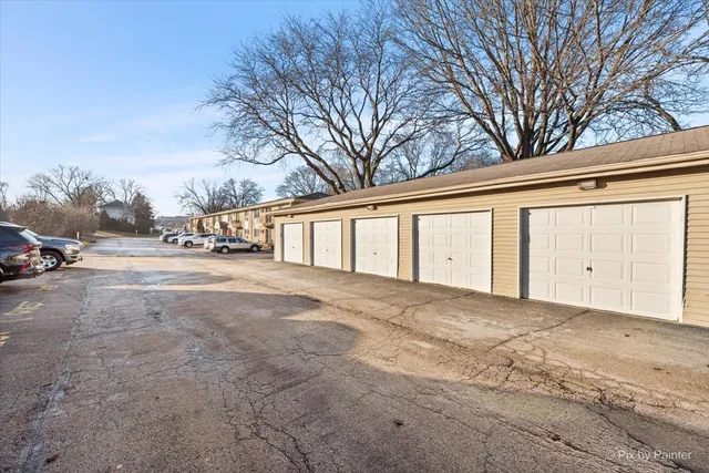 $185,000 | 500 Chase Drive, Unit 12, Clarendon Hills, IL 60514