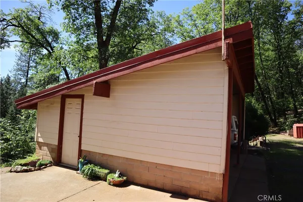 a view of a house with yard and plants