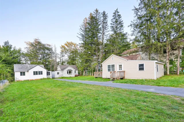 a view of a house with a yard