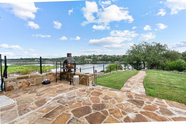 a view of a garden with sitting area