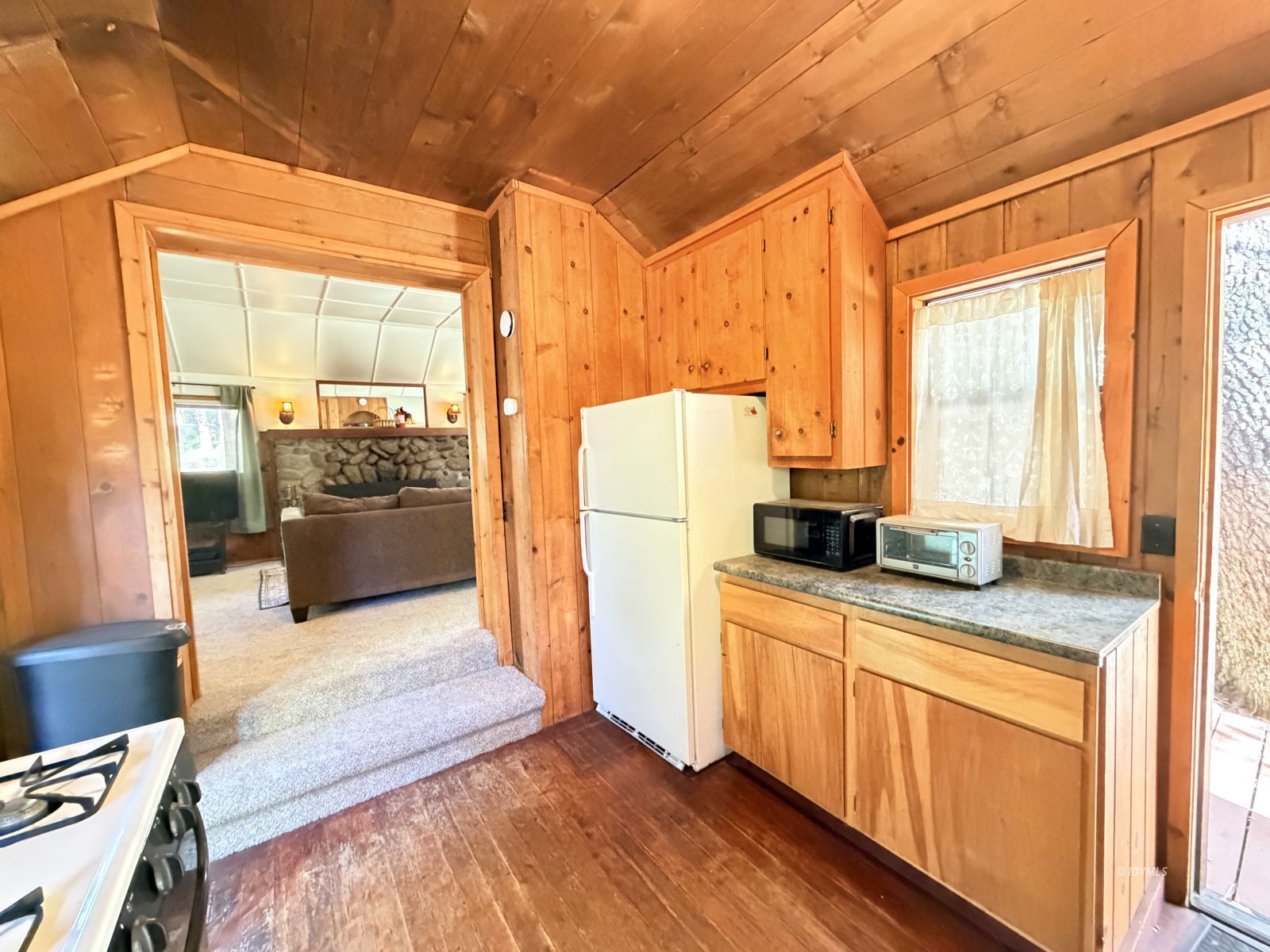 54059 Montgomery Idyllwild, CA 92549 - Photo 3 of 24 a kitchen with a refrigerator and countertop