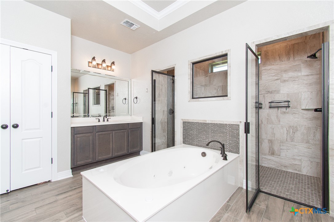 8101 Tenley Way Killeen, TX 76542 - Photo 17 of 29 a bathroom with a tub a sink and mirror