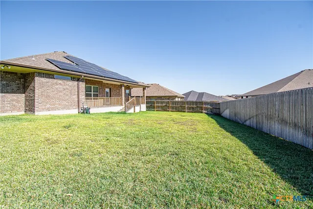 a view of a house with yard and porch