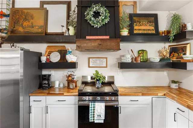 $999,000 | 411 Sweetwater Club Drive, Seneca, SC 29672