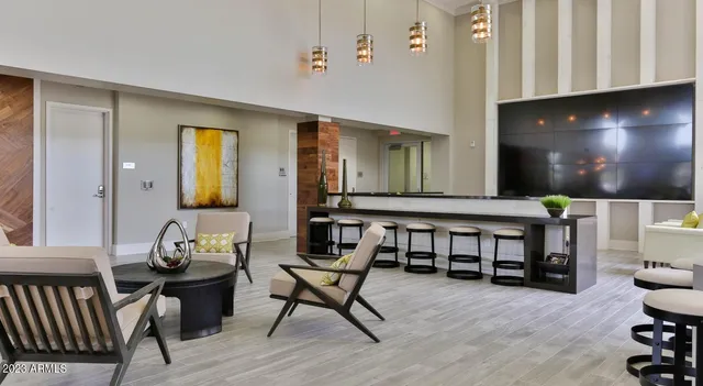 $2,045 | 200 East Thomas Road, Unit B2, Phoenix, AZ 85012