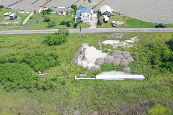 a view of yard with green space