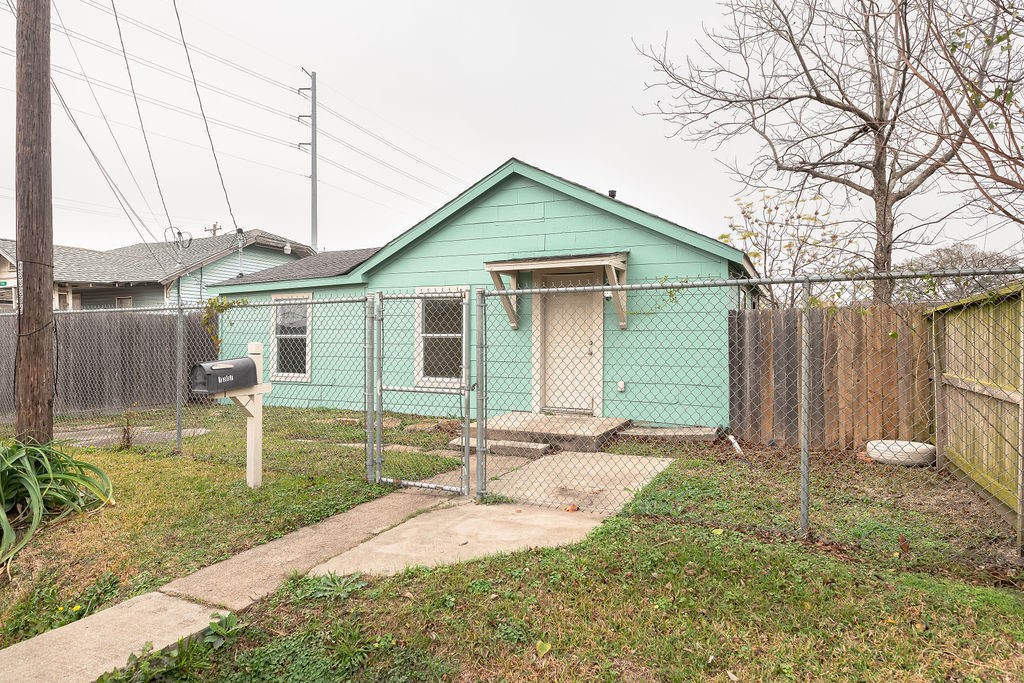 1307 Boulder Street Houston, TX 77012 - Photo 6 of 14 a front view of a house with garden