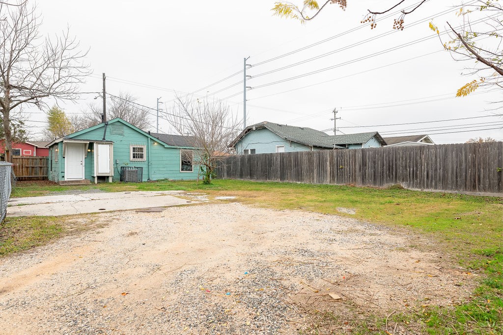 1307 Boulder Street Houston, TX 77012 - Photo 7 of 14 a house view with a outdoor space