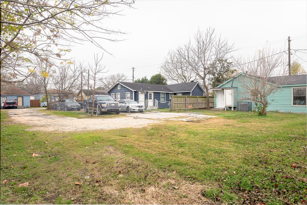 1307 Boulder Street Houston, TX 77012 - Photo 8 of 14 a house view with swimming pool in front of house