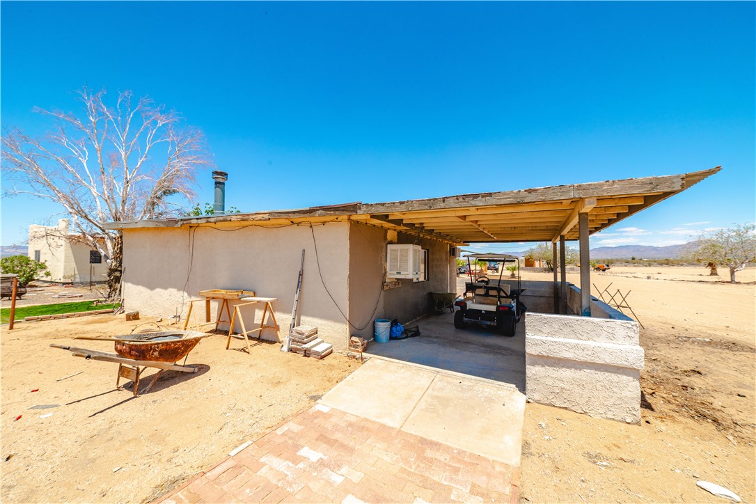 1692 South Verde Road Golden Valley, AZ 86413 - Photo 8 of 39 Covered patio area on back side of game room