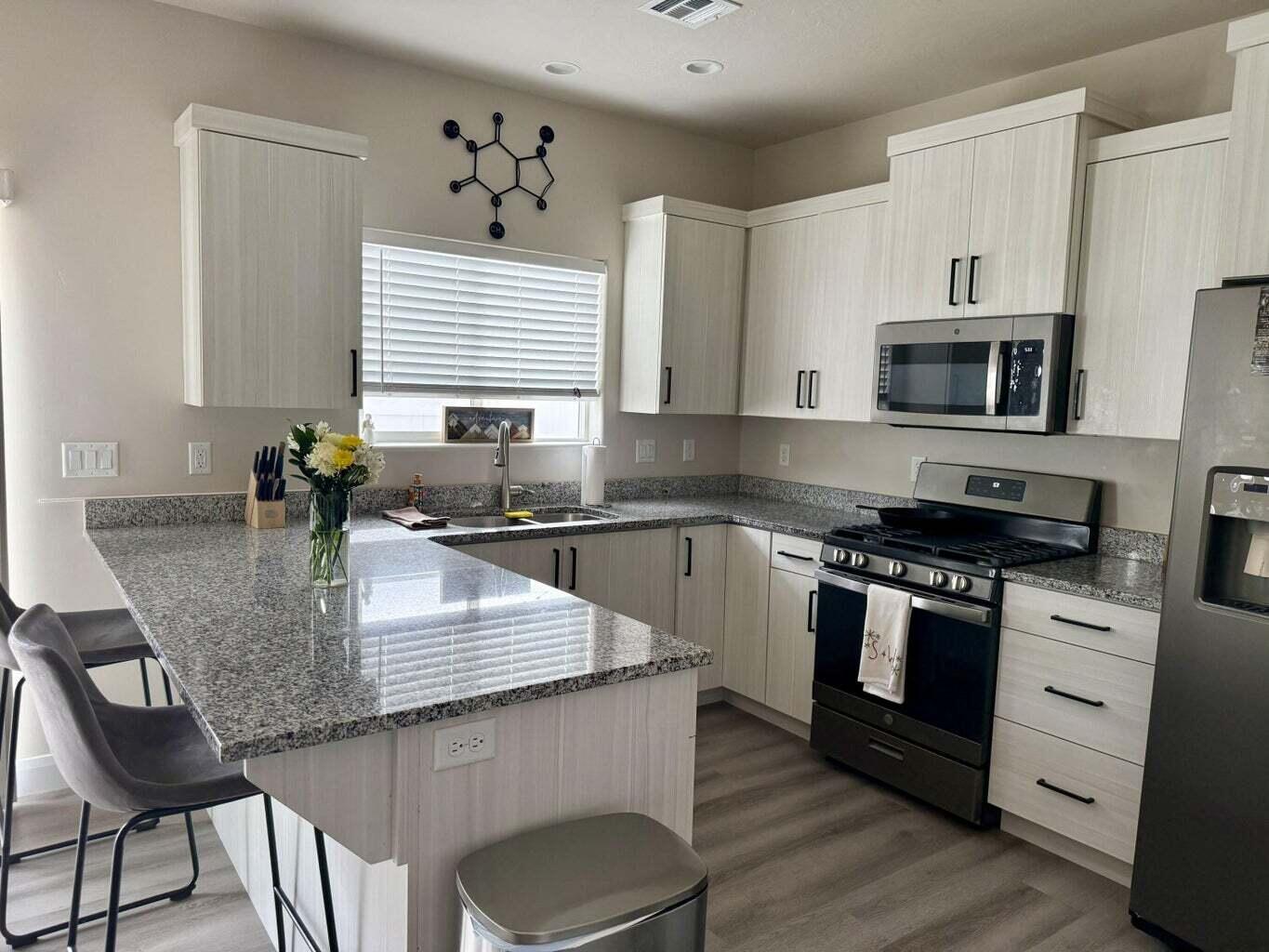 668 East Fiddlers Canyon Road, Unit 11 Cedar City, UT 84721 - Photo 4 of 25 kitchen