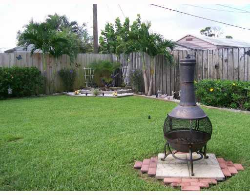 6910 Raleigh Street Hollywood, FL 33024 - Photo 3 of 15 Yard/Garden