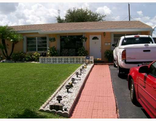 6910 Raleigh Street Hollywood, FL 33024 - Photo 4 of 15 Exterior Front