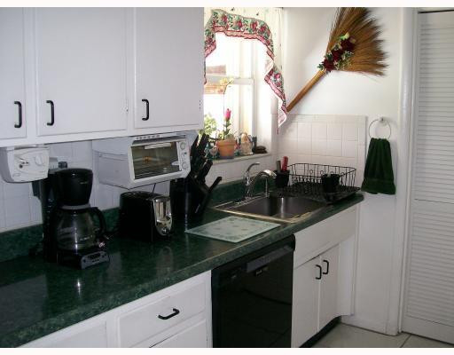 6910 Raleigh Street Hollywood, FL 33024 - Photo 8 of 15 Kitchen