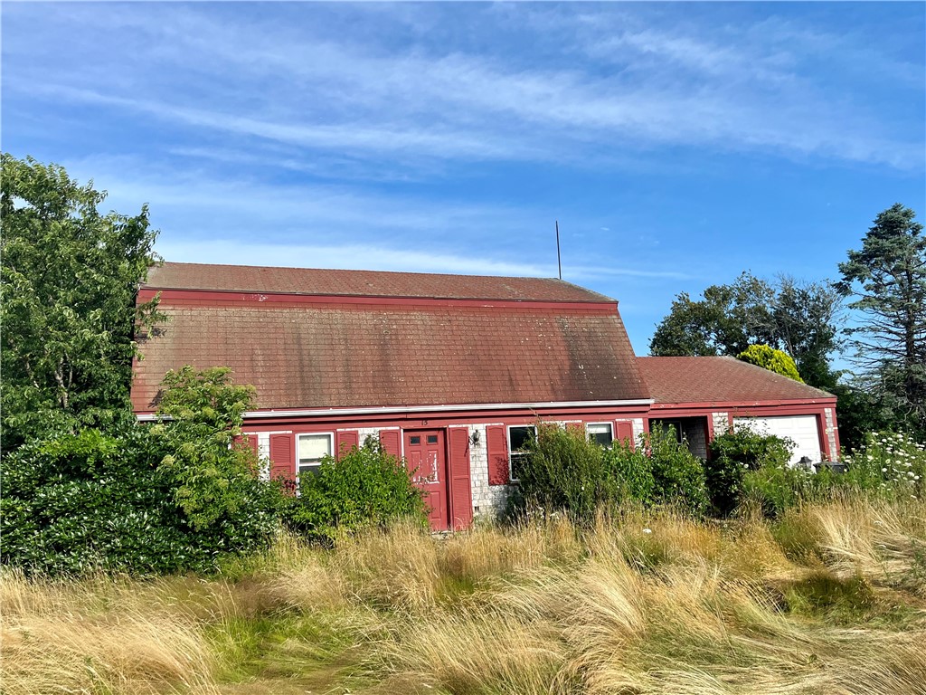 15 Summit Road Narragansett, RI 02882 - Photo 1 of 23 Diamond in the Rough!