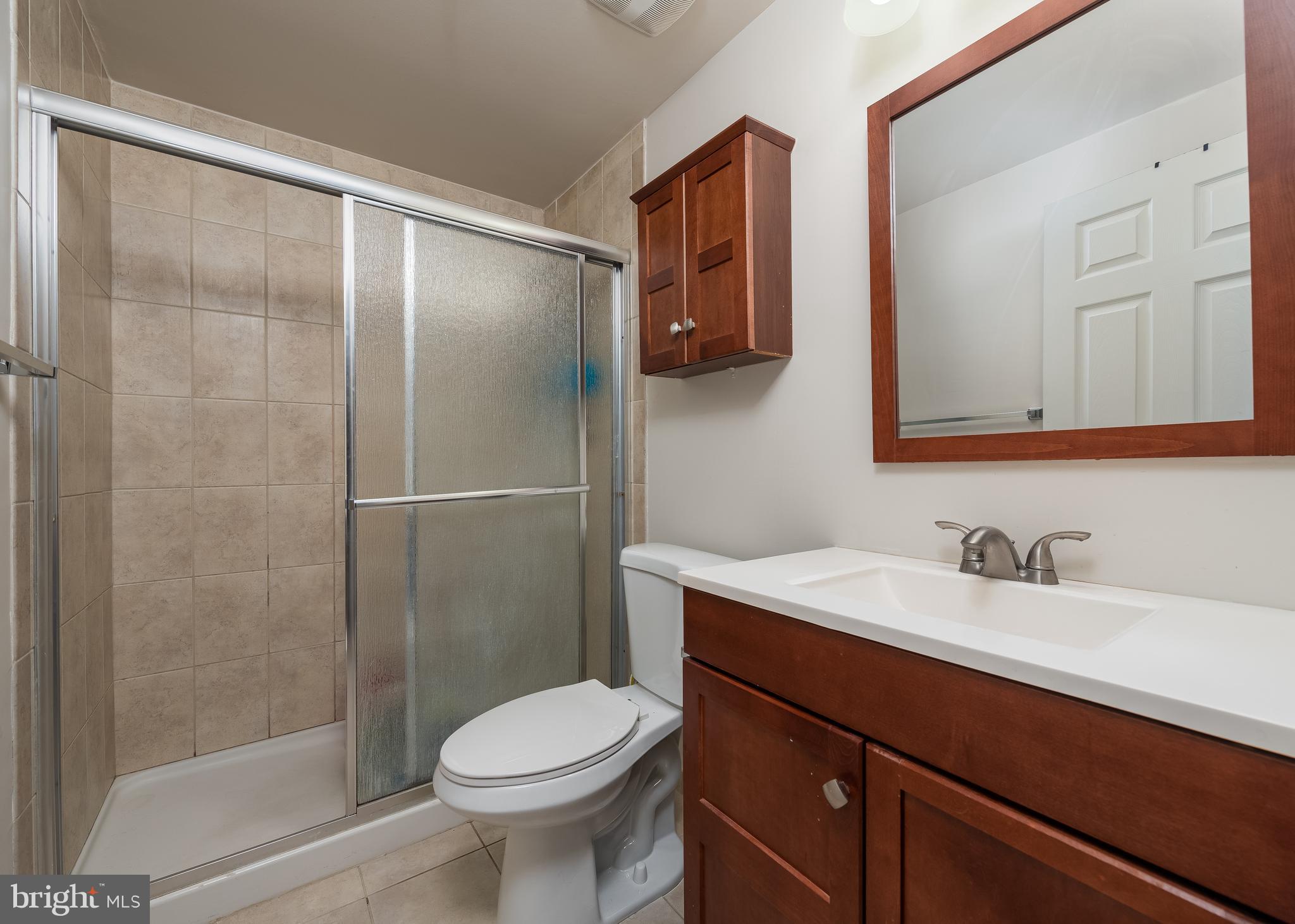 7665 Elmcrest Road Hanover, MD 21076 - Photo 19 of 37 Hall bathroom on bedroom level