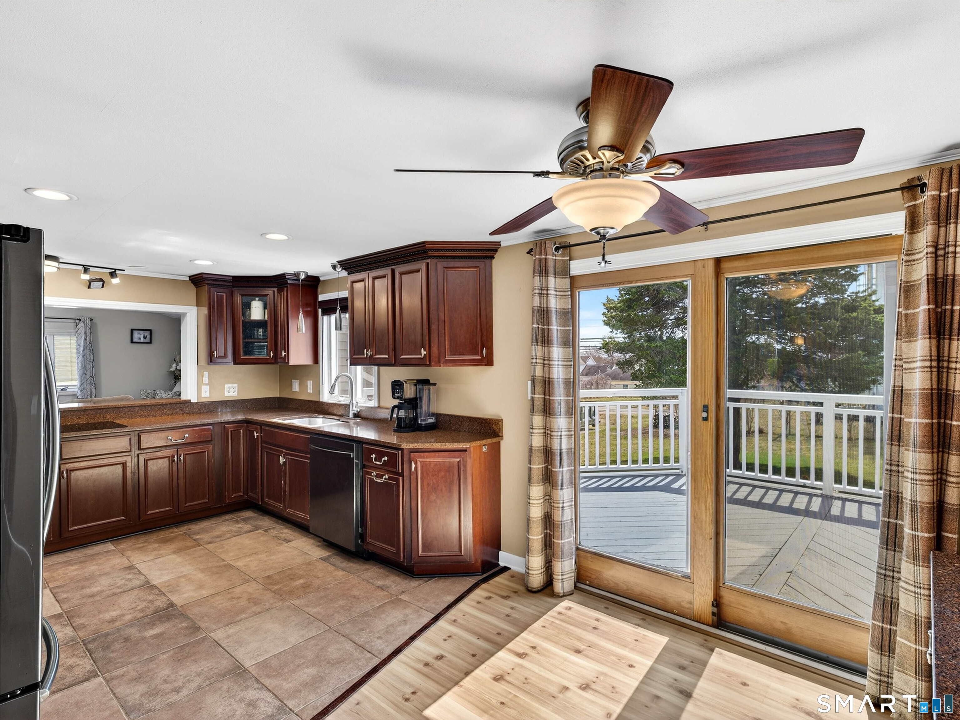 23 Skyview Terrace Groton, CT 06340 - Photo 8 of 40