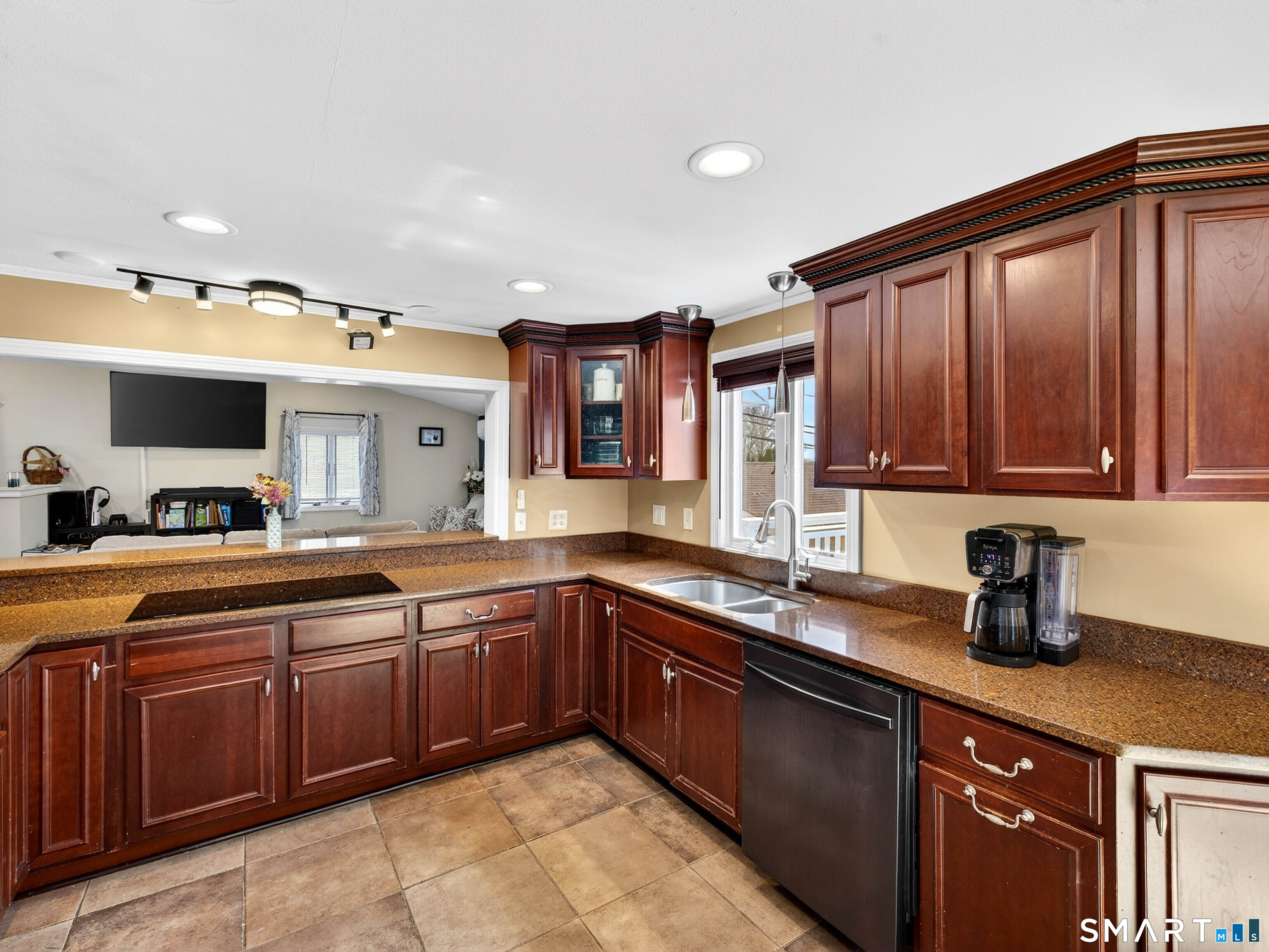 23 Skyview Terrace Groton, CT 06340 - Photo 9 of 40