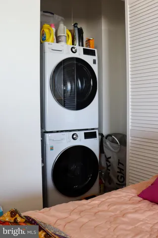 a close up view of a washer and dryer