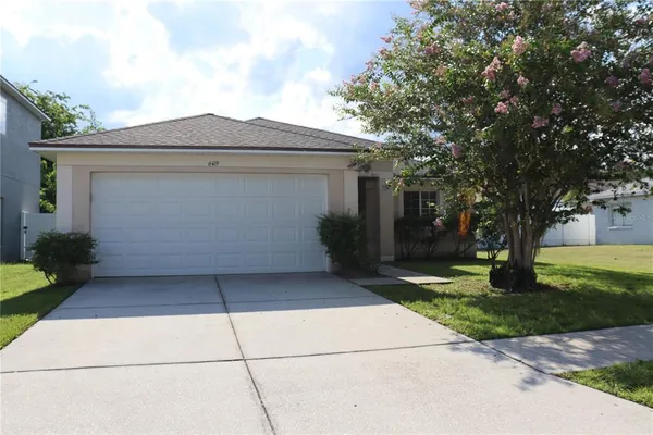 a front view of house with yard